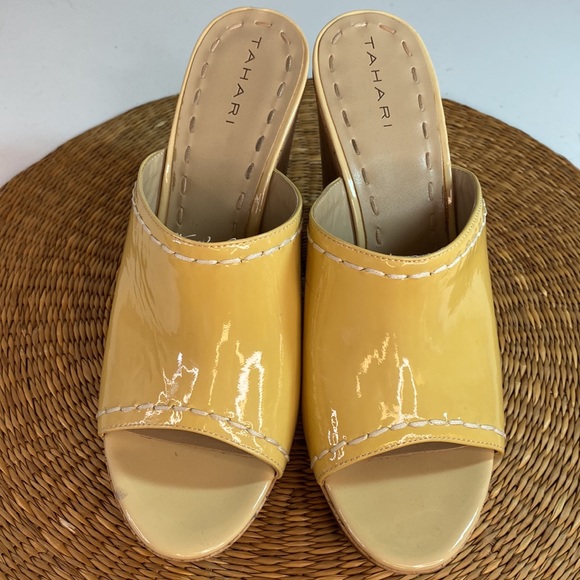 Tahari Miami Beige Yellow Patent Leather Cork 8.5 M Slip On Mules Platform - Picture 2 of 11